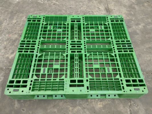 Pallet nhựa màu xanh lá